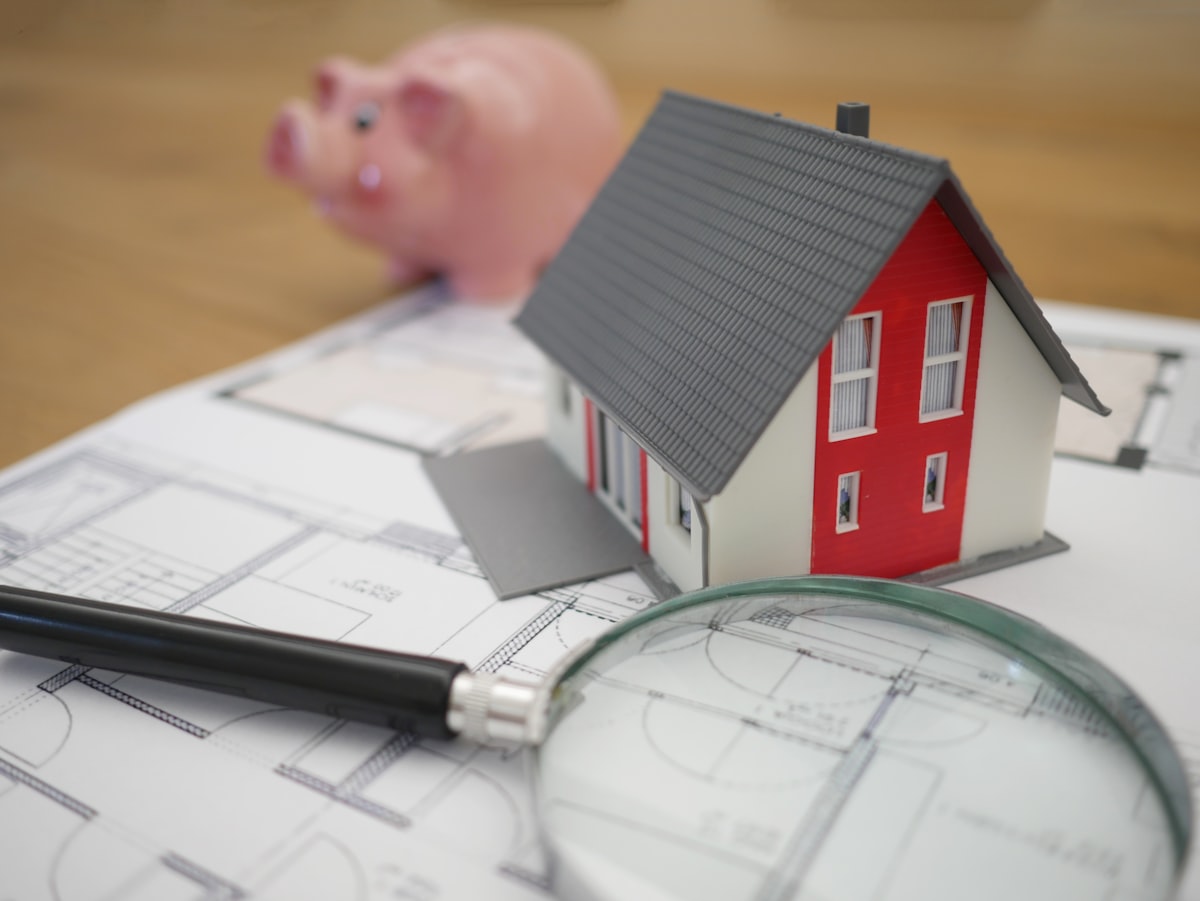 Nhân viên môi giới bất động sản tư vấn khách hàng nhờ chính sách đãi ngộ và đào tạo bài bản